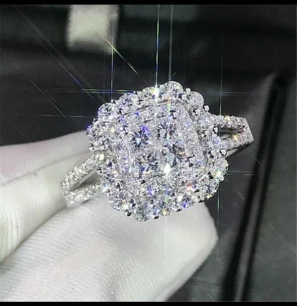 Luxury diamond female ring